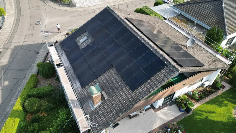 Mehrfamilienhaus mit großer PV-Anlage auf dem Dach