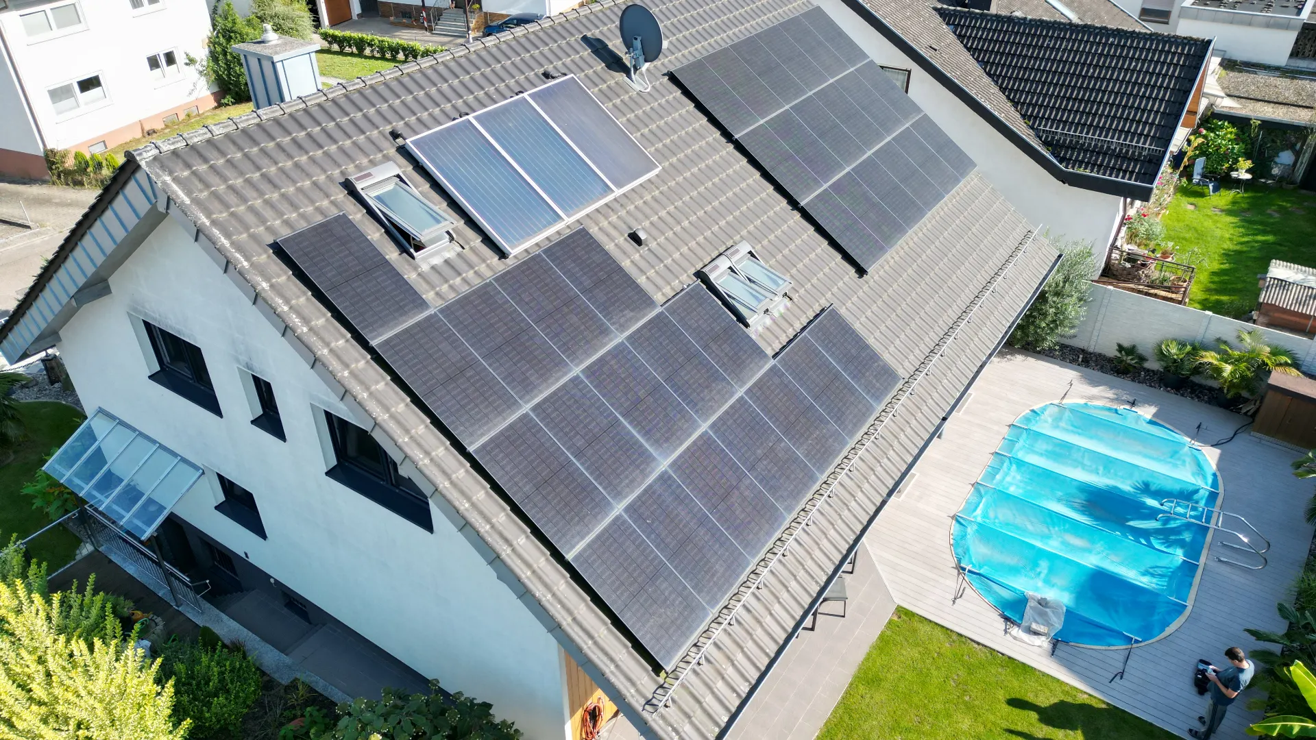 Photovoltaik-Anlage auf modernem Hausdach im Sonnenuntergang