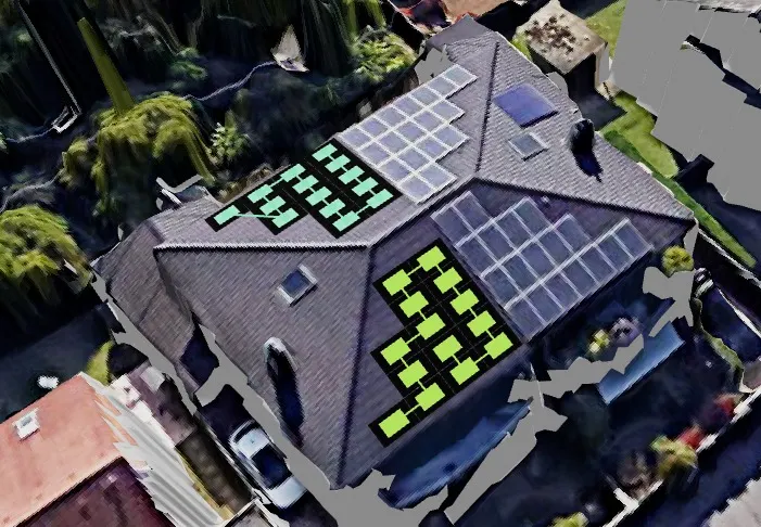 Drohnenaufnahme eines Hausdachs mit erweiterten PV-Modulen