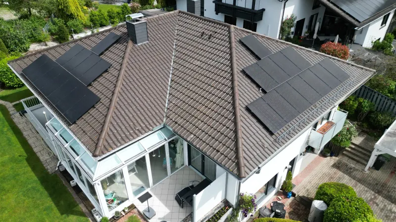 Drohnenaufnahme einer Photovoltaik-Bestandsanlage auf einem Wohnhaus