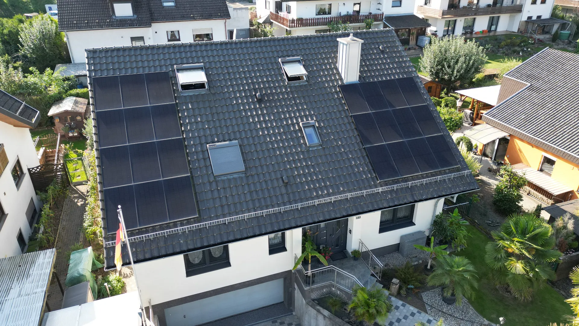 Vorführanlage WMEE – Vorderansicht mit PV-Modulen